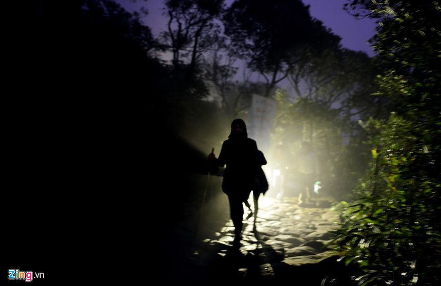 Người dân hành hương về Yên Tử trong đêm